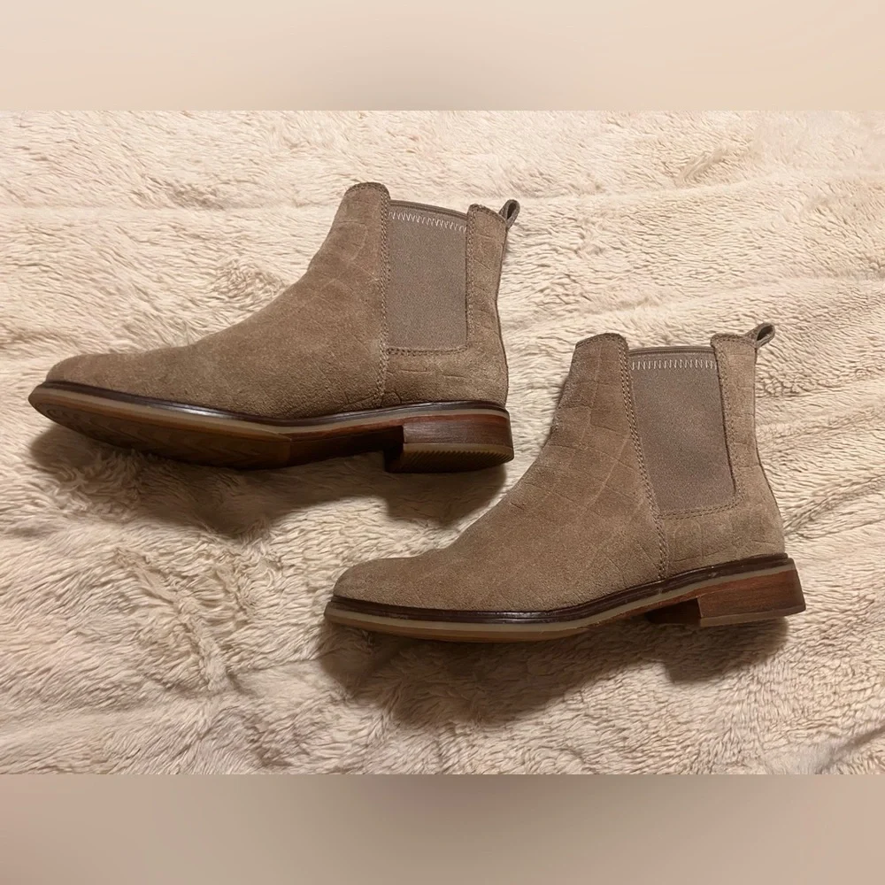 Clarks Women’s Suede Chelsea Ankle Boots Taupe Size 7 Comfort‎ Low Heel Pull On